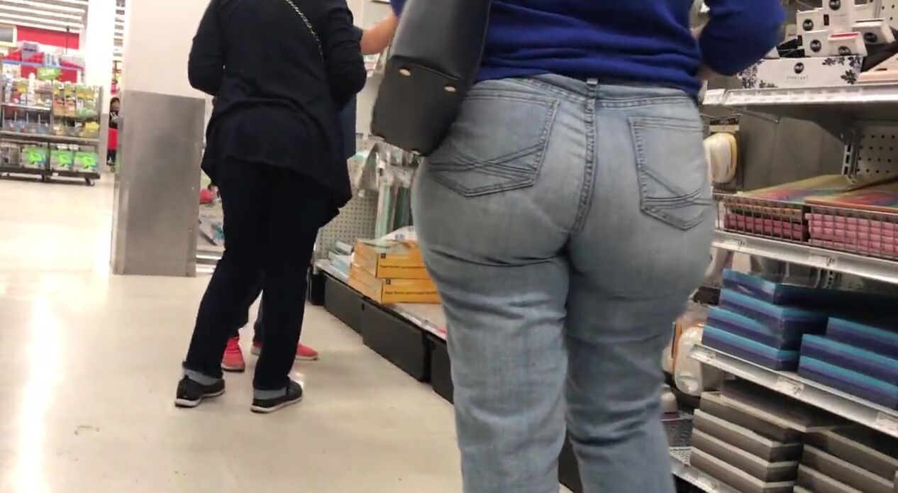 Thick MILF Pawg in Jeans Catches the Eye