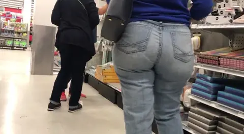 Thick MILF Pawg in Jeans Catches the Eye